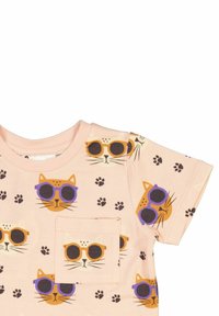 Vaaleanpunainen T-paita, jossa on kuvio kissista auringolaseissa ja tassunjälkiä; edessä tasku. Puuvillaa.