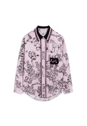 Jasnoróżowa koszula z czarnymi, szczegółowymi ilustracjami zwierząt i roślinności. Zawiera czarny kołnierzyk oraz haftowany numer „23” na kieszeni.