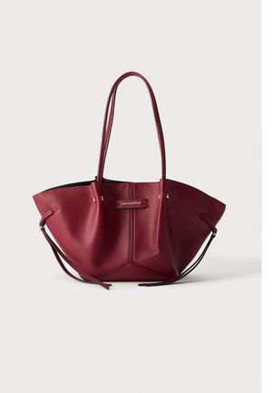 Bolso Karl Lagerfeld de cuero rojo con asas largas, diseño estructurado y lazos laterales sobre fondo blanco.