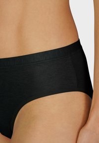 Černé dámské kalhotky s hladkým povrchem, širokým elastickým pasem a jednoduchým designem. Mají jednobarevný vzor bez potisků nebo akcentů.