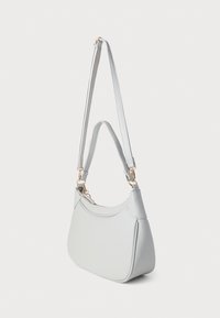 Világoskék bőr kézitáska sima textúrával, ívelt formával, állítható pánttal és aranyszínű fém kiegészítőkkel.