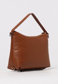 Borsa in pelle marrone con manico superiore, texture morbida e dettagli in metallo dorato. Presenta una chiusura con zip e un dettaglio in catena nera nella parte inferiore.