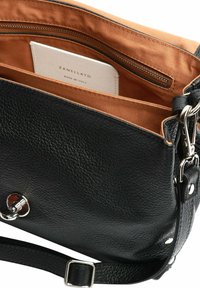 Borsa a mano in pelle nera con finitura texture, dotata di una tasca con zip e foderata in tessuto beige. Include dettagli in metallo argentato e una tracolla regolabile.