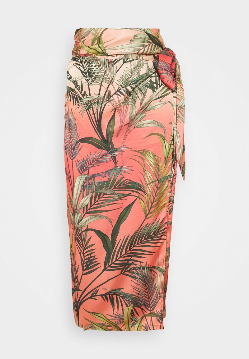 Jupe portefeuille corail avec imprimé de feuilles tropicales vertes et détail noué sur le côté, sur fond blanc.