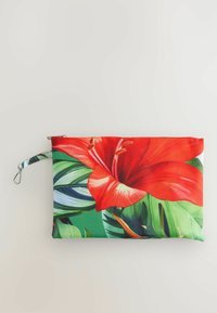 Rode bloemenprint etui met groene bladeren, gemaakt van stof, met een rits en een polsbandje. Rechthoekige vorm met levendige kleuren.