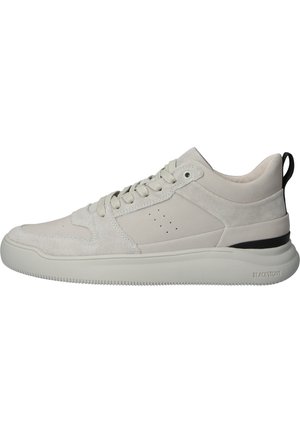 Baskets basses gris clair avec empiècements en daim et cuir, fermeture à lacets à l'avant, col rembourré, languette de talon noire et semelle blanche épaisse avec le nom de la marque.