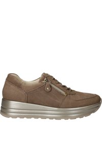 Bruine suede sneakers met vetersluiting, zijrits en een zilveren, gestructureerde buitenzool voor extra lengte.