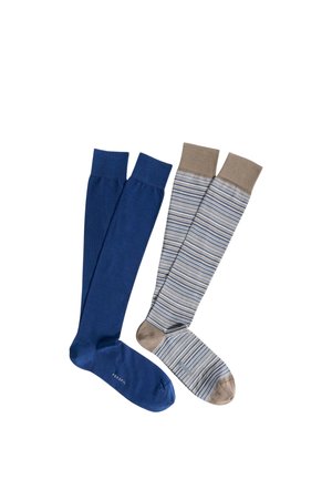 Coppia di calzini al ginocchio, uno blu tinta unita e l'altro a righe in blu, bianco e beige con tallone e risvolto beige.