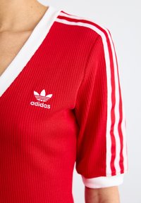 adidas Originals DRESS - Vestito lungo - better scarlet