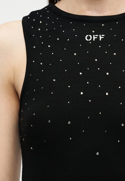 Μαύρο αμάνικο κορυφαίο με ριμπ ύφανση, με μικρές λαμπερές στρας διάσπαρτες και τη λέξη "OFF" κεντημένη κοντά στον λαιμό.