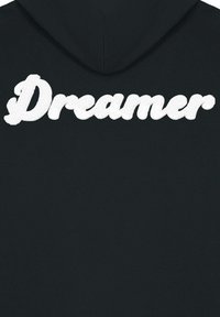 Felpa nera con cappuccio caratterizzata da un grande testo ricamato in bianco, strutturato, che dice "Dreamer" sulla schiena. Materiale in cotone o simile. Texture morbida.
