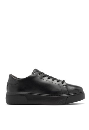 Baskets en cuir noir avec bout rond, semelle plate en caoutchouc et fermeture lacée à six œillets. Texture lisse avec des détails de couture minimaux.