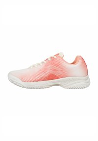 Chaussures de sport avec un design dégradé passant du blanc au rose clair, dotées d'un dessus texturé et d'une semelle en caoutchouc blanche.