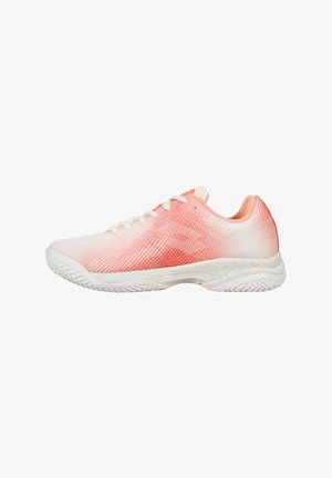 Zapatillas deportivas con un diseño degradado que va del blanco al rosa claro, con una parte superior texturizada y suela de goma blanca.