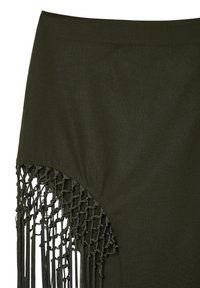 Gonna verde oliva con dettagli in macramè su un lato, che mette in risalto un design tessurizzato e una finitura in tessuto liscia.