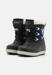 Botas negras impermeables con suelas de goma blanca, que cuentan con un forro suave, cordones y un diseño de unicornio azul en el costado sobre un fondo oscuro.