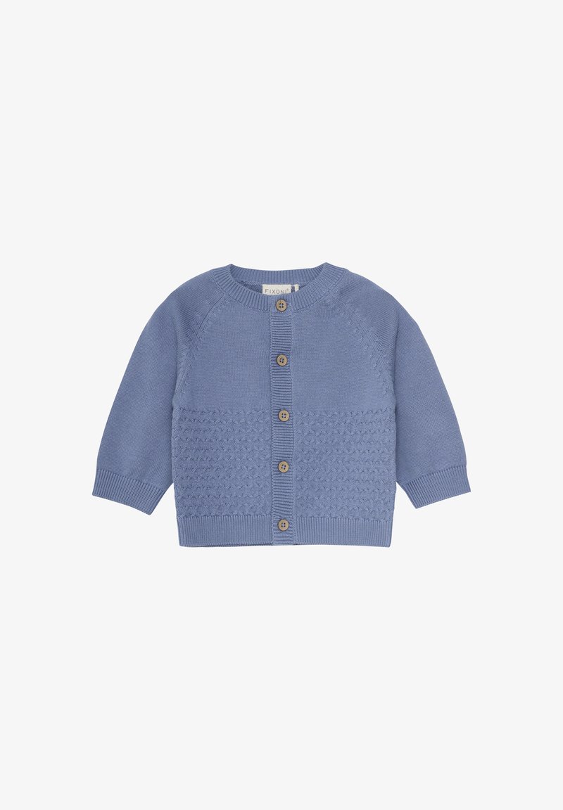 Helles blauer Strick-Cardigan mit langen Ärmeln, strukturiertem Muster am Körper, gerippten Bündchen und sechs Holzknöpfen zum Schließen.