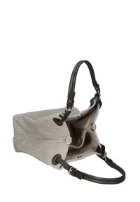 Borsa a tracolla grigia intrecciata con manici in pelle nera, caratterizzata da una forma strutturata e un interno spazioso con scomparti. Dettaglio della superficie testurizzata.