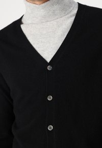 pure cashmere MEN V NECK CARDIGAN - Kardigan - black
