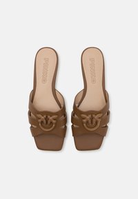 Sandali scivolati marroni con tomaia in pelle liscia, multiple fessure e un logo decorativo dorato. La soletta è leggermente imbottita con il marchio.