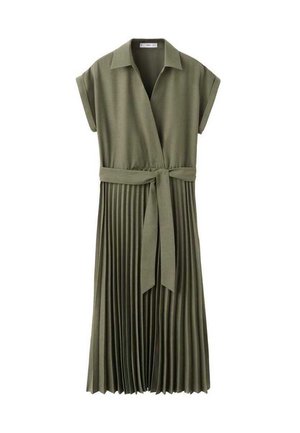 Olivengroene, geplooide jurk met korte mouwen, kraag en een ceintuur die in de taille geknoopt is. Gemaakt van zacht stof voor comfort.