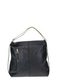 Borsa a tracolla in pelle nera con una texture liscia, una singola tracolla e una tasca laterale con zip dotata di zip e dettaglio ad anello in argento.