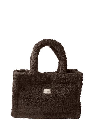 Sac fourre-tout rectangulaire marron foncé pelucheux avec deux poignées et une petite étiquette blanche à l'avant indiquant "Str. O. Ateliers".
