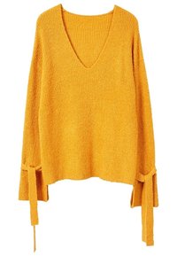 Żółty sweter z długim rękawem, z głębokim dekoltem w kształcie litery V i związanymi paskami materiału przy mankietach, wyeksponowany na białym tle.