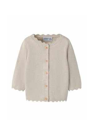 Cardigan bébé beige tricoté avec des bords festonnés et des boutons en bois en forme de cœur sur le devant.