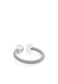 Bracciale in mesh argentato con una perla rosa su un'estremità e un accento a forma di orsetto in argento dall'altra, con una finitura lucida.