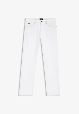 Witte slim-fit jeans met vijf zakken en zwarte BOSS-merklabels op de taille en voorzak.