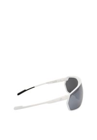 Bílé sportovní sluneční brýle s širokými šedými skly, elegantním obepínajícím designem a černými akcenty na spáncích. Hladký povrch po celé ploše.