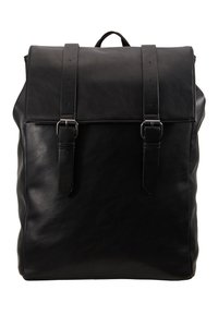 Sac à dos en cuir noir avec rabat et deux sangles à boucle, bords cousus et une poignée de transport supérieure.