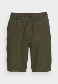 Shorts vert olive en tissu léger avec une ceinture élastique et un cordon marron, présentant une coupe décontractée et un design simple.