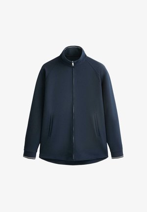 Tmavomodrá bunda na zips s vysokým golierom, dlhými rukávmi a dvoma vertikálnymi bočnými vreckami.