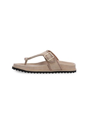 Tan ruskind flip-flop sandal med tærpost, guld spænde detaljer og tekstureret sort gummisål. Enkel design med en glat overflade.
