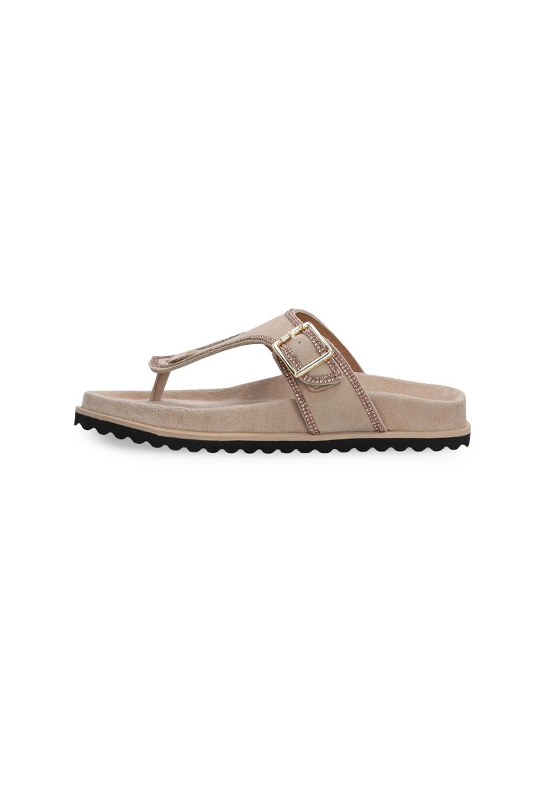 Tan ruskind flip-flop sandal med tærpost, guld spænde detaljer og tekstureret sort gummisål. Enkel design med en glat overflade.