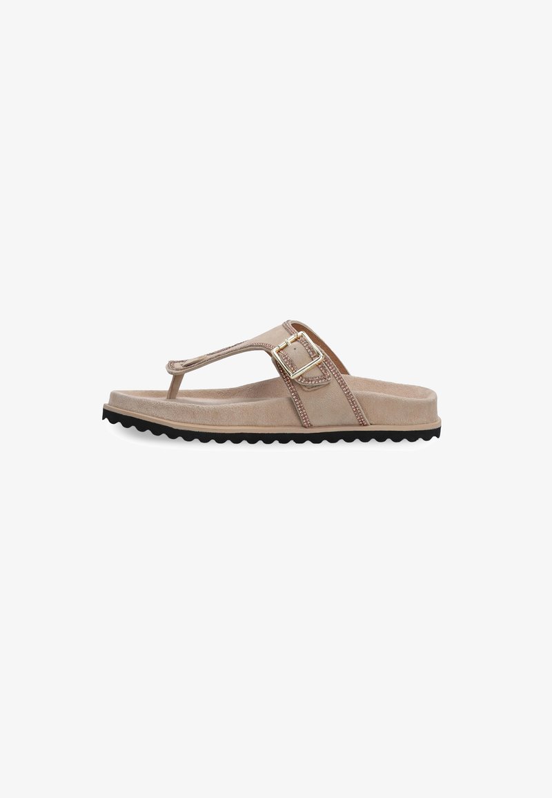 Tan ruskind flip-flop sandal med tærpost, guld spænde detaljer og tekstureret sort gummisål. Enkel design med en glat overflade.