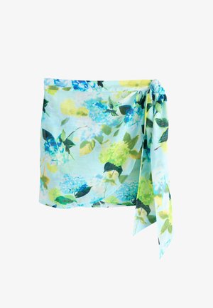 Lyseblå slå-om nederdel med grønt og blåt blomsterprint og bindedetalje i siden på hvid baggrund.