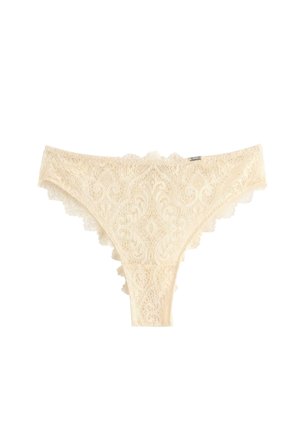 Kermanvalkoiset pitsiset naisten alusvaatteet, joissa on kukkakuviot ja aaltoilevat reunat, esillä tasaisesti valkoisella taustalla.