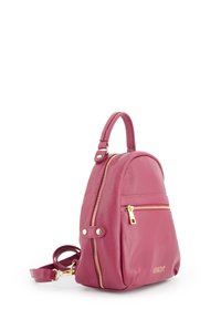 Rosa Leder-Rucksack mit runder Form, goldenen Hardware-Akzenten, einem oberen Tragegriff und einer vorderen Reißverschlusstasche. Strukturiert Oberfläche für zusätzliche Details.