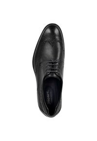 Zwarte leren dress shoe met een brogue ontwerp, voorzien van decoratieve perforaties, een puntige neus en een klassieke vetersluiting.