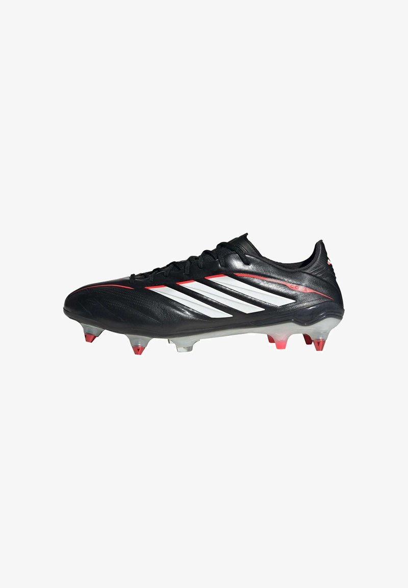 Zwarte voetbalschoen met witte en rode accenten. Voorzien van een strak design, een getextureerd bovenwerk en een lichtgewicht zool met rode noppen voor grip.