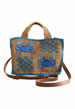 Kézzel szőtt bézs vászontáska kék szegéllyel, díszítve két kék hímzett rák motívummal és kék kockás mintákkal, barna bőr vállpánttal.