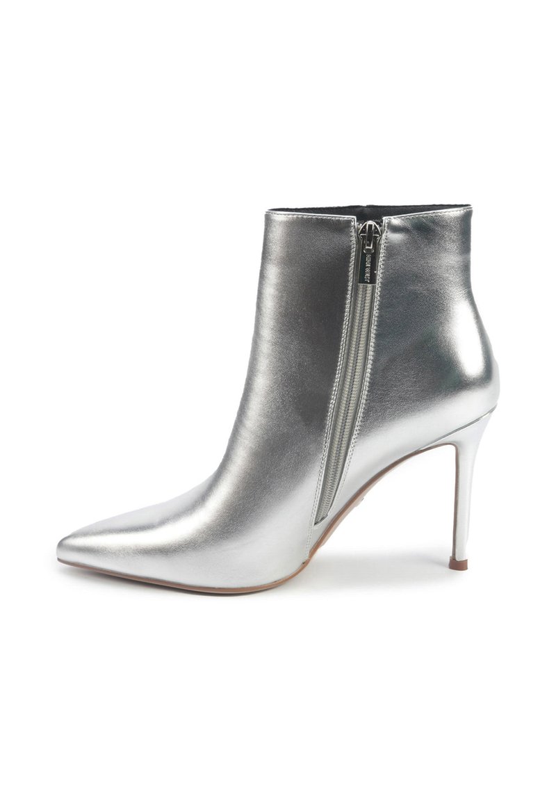 Escarpins NINE WEST Taille 6.5 US - Talons Hauts à Lanières En Cuir Métallisé Argenté - État Quasi Neuf