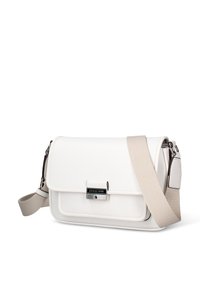 Witte leren crossbodytas met een klepsluiting, zilverkleurige hardware en een beige verstelbare riem. Heeft een voorkantzak met een merkgesp.
