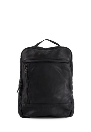 Schwarzer Leder-Rucksack mit einem oberen Griff und einer vorderen vertikalen Reißverschlusstasche, dargestellt vor weißem Hintergrund.