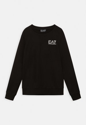 Schwarzes, langärmliges Sweatshirt mit Rundhalsausschnitt und weißem "EA7 Emporio Armani"-Logo auf der linken Brust sowie passendem Nackenetikett.