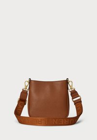 Καφέ δερμάτινη τσάντα ώμου με υφή, στρογγυλή μορφή και κούμπωμα από χρυσό υλικό. Διαθέτει λουρί με σχέδιο λογότυπου.