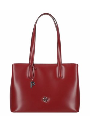 Sac cabas en cuir rouge avec deux longues poignées, un petit logo argenté à l'avant et un charm noir en forme de lettre P accroché à une poignée.